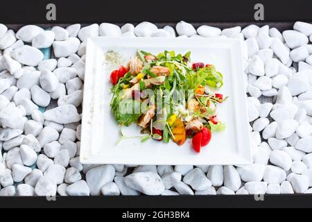 Shrimp-Salat, Mango, gegrillte Pfirsiche und Erdbeeren Stockfoto