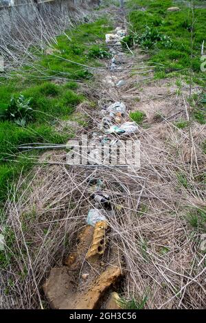 Schmutziges Wasser. Ökologische Katastrophe, der Fluss ist mit Müll durch Plastikflaschen mit Radreifen, Motoröl verschmutzt. Stockfoto