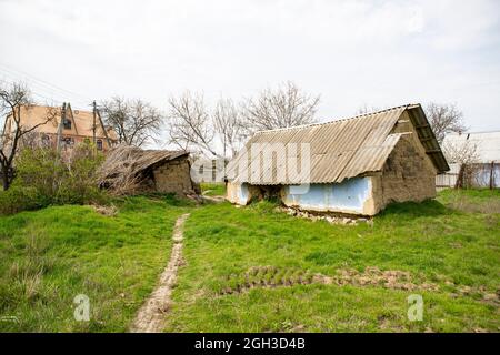 Altes Haus wurde ruiniert. Ruinen eines Hauses aus Muschelgestein, Stroh und Lehm im Dorf. Armes altes Dorf. Stockfoto