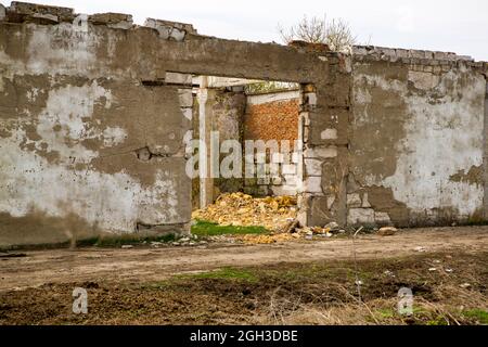 Altes Haus wurde ruiniert. Ruinen eines Hauses aus Muschelgestein, Stroh und Lehm im Dorf. Armes altes Dorf. Stockfoto