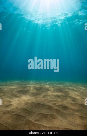 Sonnenlicht, das durch die Oberfläche auf einen sandigen Boden, Hawaii, Pazifik, strömt. Stockfoto