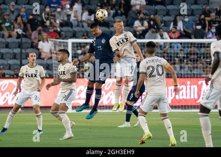 LAFC-Mittelfeldspieler Bryce Duke (19) und Sporting KC-Mittelfeldspieler Roger Espinoza (15) versuchen, den Ball während eines MLS-Spiels am Freitag, den 3. September 2021, in zu führen Stockfoto