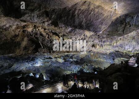 Han Sur Lesse, Belgien. September 2021. Touristen besuchen die Höhle von Han in Han-sur-Lesse, Wallonien, Belgien, am 4. September 2021. Als wichtiges Touristenziel, das für seine geologische Landschaft in Wallonien berühmt ist, wurde die Höhle von Han von über 23 Millionen Touristen besucht. Quelle: Zheng Huansong/Xinhua/Alamy Live News Stockfoto