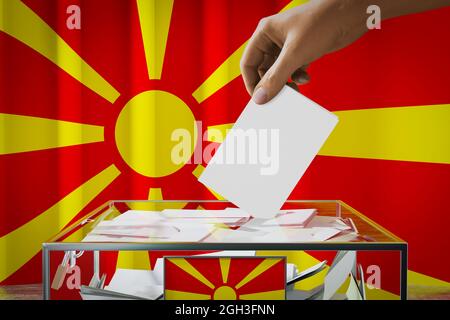 Mazedonien Flagge, Hand Drop Stimmzettel in eine Box - Abstimmung, Wahlkonzept - 3D-Illustration Stockfoto