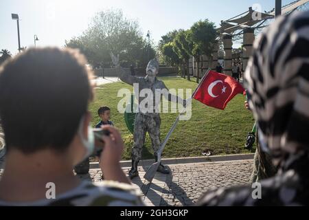 Izmir, Izmir, Türkei. September 2021. Straßenkünstler, der seine Kunst auf dem Konak-Platz, wo die Innenstadt der Stadt. Die Leute schwelgen ihn und machen Erinnerungsfotos. (Bild: © Uygar Ozel/ZUMA Press Wire) Stockfoto