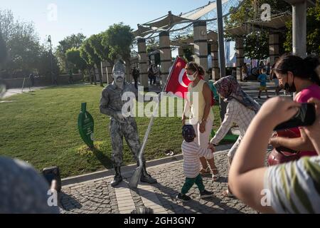 Izmir, Izmir, Türkei. September 2021. Straßenkünstler, der seine Kunst auf dem Konak-Platz, wo die Innenstadt der Stadt. Die Leute schwelgen ihn und machen Erinnerungsfotos. (Bild: © Uygar Ozel/ZUMA Press Wire) Stockfoto