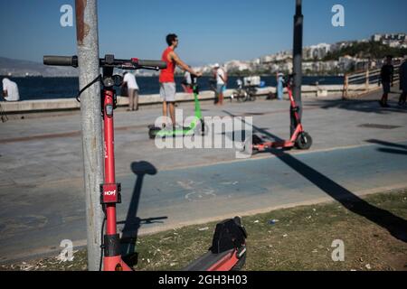 Izmir, Izmir, Türkei. September 2021. Vermietung von Elektrorollern, die an Straßenlaterne in den Straßen des Goztepe-Viertels gebunden sind. (Bild: © Uygar Ozel/ZUMA Press Wire) Stockfoto