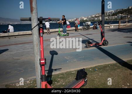 Izmir, Izmir, Türkei. September 2021. Vermietung von Elektrorollern, die an Straßenlaterne in den Straßen des Goztepe-Viertels gebunden sind. (Bild: © Uygar Ozel/ZUMA Press Wire) Stockfoto