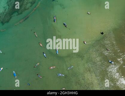 Luftdrohne Foto aus der Vogelperspektive Top down of Tropical Sea with long tail Fishing Boats Travel Boats at phuket thailand Amazing top view drone Sea Stockfoto