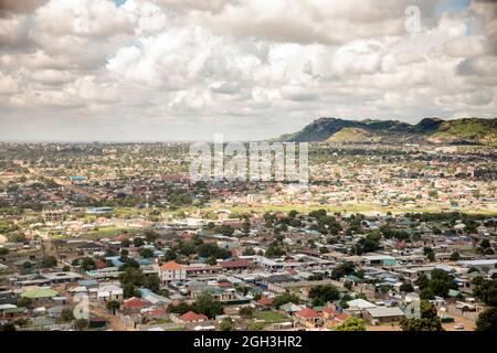 Luftaufnahme von Juba, Südsudan mit Jebel Kujur im Hintergrund. Stockfoto
