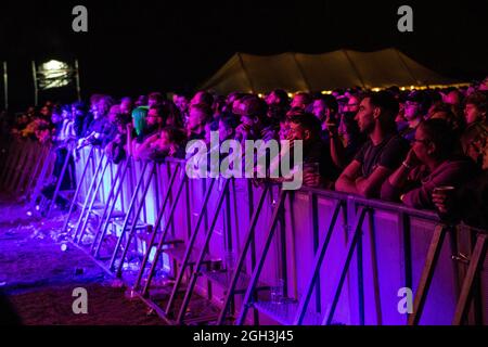 Leeds, Großbritannien, 4. September 2021, Slamdunk Festival Massen im Temple Newsam Park in Leeds wurden strenge Kontrollen durchgeführt, um die Sicherheit der 1000 Besucher des Festivals zu ermöglichen, was bedeutet, dass Masken nicht erforderlich waren.Quelle: Paul Smith/Alamy Live News Stockfoto