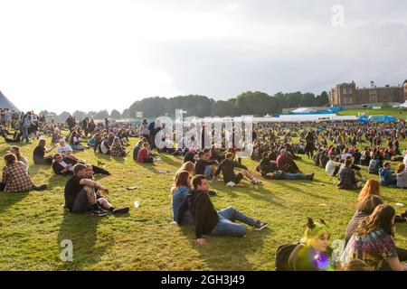 Leeds, Großbritannien, 4. September 2021, Slamdunk Festival Massen im Temple Newsam Park in Leeds wurden strenge Kontrollen durchgeführt, um die Sicherheit der 1000 Besucher des Festivals zu ermöglichen, was bedeutet, dass Masken nicht erforderlich waren.Quelle: Paul Smith/Alamy Live News Stockfoto