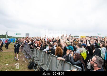 Leeds, Großbritannien, 4. September 2021, Slamdunk Festival Massen im Temple Newsam Park in Leeds wurden strenge Kontrollen durchgeführt, um die Sicherheit der 1000 Besucher des Festivals zu ermöglichen, was bedeutet, dass Masken nicht erforderlich waren.Quelle: Paul Smith/Alamy Live News Stockfoto