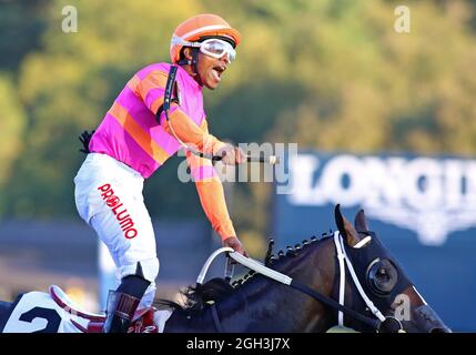 Saratoga Springs, Usa. September 2021. Ricardo Santana, Jr. feiert an Bord von Max Player nach dem Gewinn des Jockey Club Gold Cup (Gr.I) auf der Rennstrecke Saratoga in Saratoga Springs, New York, am Samstag, 4. September 2021. Foto von Mark Wyville/UPI Credit: UPI/Alamy Live News Stockfoto