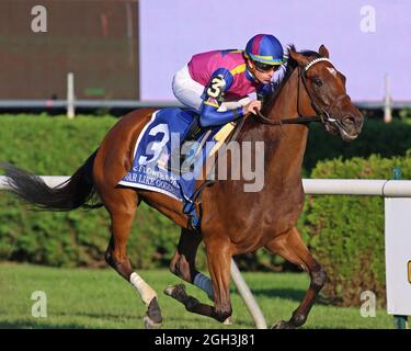 Saratoga Springs, Usa. September 2021. War Like Goddess, geritten von Julian Leparoux, gewinnt am Samstag, den 4. September 2021, den Flower Bowl (Gr.I) auf der Rennstrecke Saratoga Race in Saratoga Springs, New York. Foto von Mark Wyville/UPI Credit: UPI/Alamy Live News Stockfoto