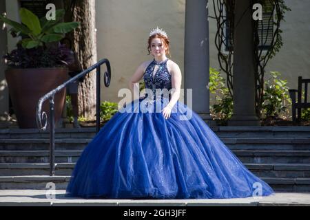 Dallas, USA. September 2021. Ein Mädchen posiert während der Quinceanera Fashion Show in Dallas, Texas, USA, am 4. September 2021 für Fotos. Die Show fand hier am Samstag im Rahmen der 4. Jährlichen Dallas Arboretum Hispanic Heritage-Veranstaltung statt. Quelle: Dan Tian/Xinhua/Alamy Live News Stockfoto