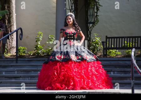 Dallas, USA. September 2021. Ein Mädchen posiert während der Quinceanera Fashion Show in Dallas, Texas, USA, am 4. September 2021 für Fotos. Die Show fand hier am Samstag im Rahmen der 4. Jährlichen Dallas Arboretum Hispanic Heritage-Veranstaltung statt. Quelle: Dan Tian/Xinhua/Alamy Live News Stockfoto