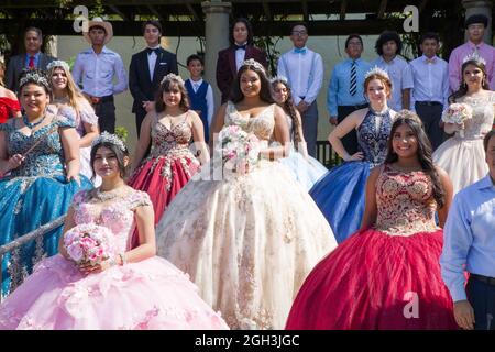 Dallas, USA. September 2021. Mädchen posieren für Fotos während der Quinceanera Fashion Show in Dallas, Texas, USA, am 4. September 2021. Die Show fand hier am Samstag im Rahmen der 4. Jährlichen Dallas Arboretum Hispanic Heritage-Veranstaltung statt. Quelle: Dan Tian/Xinhua/Alamy Live News Stockfoto