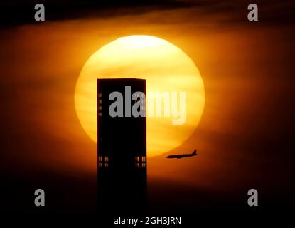 Flushing Meadow, United Gab An. September 2021. Ann Flugzeug fliegt vorbei, als die Sonne hinter 432 Park Avenue Wohnanlagen und der Manhattan Skyline untergeht, in der dritten Runde der 2021 US Open Tennis Championships im USTA Billie Jean King National Tennis Center am Samstag, 4. September 2021 in New York City. Foto von John Angelillo/UPI Credit: UPI/Alamy Live News Stockfoto