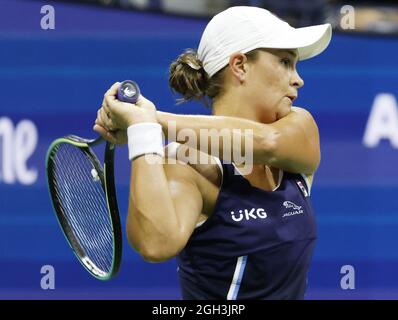 Flushing Meadow, United Gab An. September 2021. Ashleigh Barty aus Australien gibt am Samstag, den 4. September 2021 in New York City im Arthur Ashe Stadium im Rahmen der dritten Runde der US Open Tennis Championships 2021 im USTA Billie Jean King National Tennis Center einen Ball an Shelby Rogers zurück. Foto von John Angelillo/UPI Credit: UPI/Alamy Live News Stockfoto