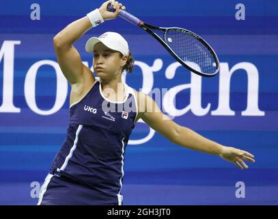 Flushing Meadow, United Gab An. September 2021. Ashleigh Barty aus Australien gibt am Samstag, den 4. September 2021 in New York City im Arthur Ashe Stadium im Rahmen der dritten Runde der US Open Tennis Championships 2021 im USTA Billie Jean King National Tennis Center einen Ball an Shelby Rogers zurück. Foto von John Angelillo/UPI Credit: UPI/Alamy Live News Stockfoto