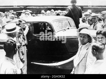 1934, 23. Mai, Bienville Parish, Louisiana, USA: Der Todeswagen der berühmten Gangsterne BONNIE PARKER (1910 - 1934) und CLYDE BARROW (1909 - 1934) von Menschenmassen umarmt. Das Auto wurde nach dem Hinterhalt in die Stadt geschleppt. Entgegen der landläufigen Meinung haben die beiden nie geheiratet. Sie waren in einer langjährigen Beziehung. Das Ford V8-Automobil von 1932, in dem Bonnie und Clyde am 23. Mai 1934 starben. Unbekannter Fotograf. - OUTLAWS - KILLER - ASSASSINO - delinquente - criminalità organizzata - GANGSTERN - Bos - CRONAKA NERA - CRIMINALE - Auto - Automobil - crivellamento di proiettili - folla - gente - pe Stockfoto