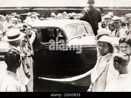 1934, 23. Mai, Bienville Parish, Louisiana, USA: Der Todeswagen der berühmten Gangsterne BONNIE PARKER (1910 - 1934) und CLYDE BARROW (1909 - 1934) von Menschenmassen umarmt. Das Auto wurde nach dem Hinterhalt in die Stadt geschleppt. Entgegen der landläufigen Meinung haben die beiden nie geheiratet. Sie waren in einer langjährigen Beziehung. Das Ford V8-Automobil von 1932, in dem Bonnie und Clyde am 23. Mai 1934 starben. Unbekannter Fotograf. - OUTLAWS - KILLER - ASSASSINO - delinquente - criminalità organizzata - GANGSTERN - Bos - CRONAKA NERA - CRIMINALE - Auto - Automobil - crivellamento di proiettili - folla - gente - pe Stockfoto