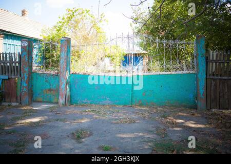 Alte, klapprige Tore. Altes rostiges Tor in einem verlassenen Haus. Kaputtes Tor. Stockfoto