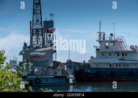 Port Baikal, Russland - 4. Januar 2021: Sommerlandschaft mit Schiffen auf dem Baikalsee. Küste des tiefsten klaren Sees der Welt Stockfoto