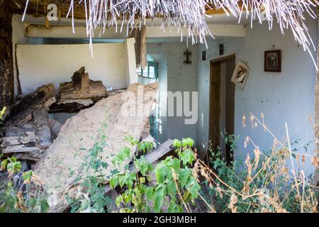 Ein Teil des alten Hauses. Ruinen eines Hauses aus Muschelgestein, Stroh und Lehm im Dorf. Armes altes Dorf. Stockfoto