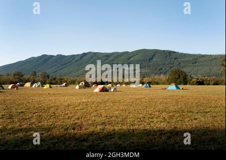 Campingplatz mit Zelt auseinander. Stockfoto