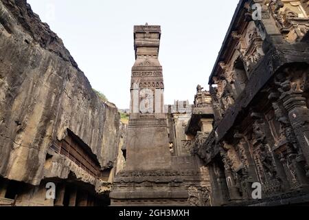 Steinsäule, Dhawajasthambha, im zentralen Innenhof des Kailsa-Tempels (Höhle 16), Ellora-Höhlen, Aurangabad-Bezirk, Maharashtra, Indien Stockfoto