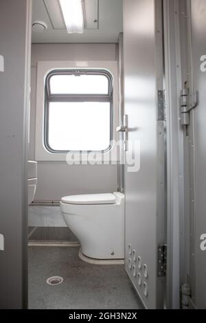 Klassische Toilettenausstattung im Zug. Toilette im Personenzug Stockfoto