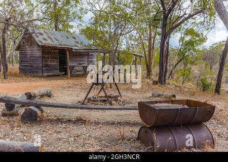 Eine nachgebaute alte, frühe Pionierhütte und traditionelle Outback-Küche im Freien in Undara, im Nordwesten von Queensland in Australien. Stockfoto