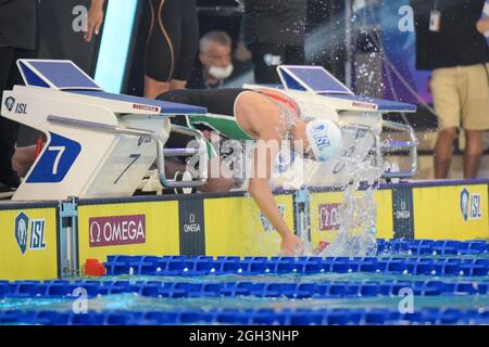 Federica Pellegrini kehrt zur Internationalen Schwimmliga 2021 im Becken Felice Scandone in Neapel zurück. Eine echte Weltmeisterschaft in Schwimmteams, die im November mit den Playoffs fortgesetzt wird, mit den ersten 8 der regulären Saison, um im Januar 2022 mit den 4 besten Teams zu beenden, um den Titel zu konkurrieren. Das sind die zehn Teams der Internationalen Schwimmliga 2021: Aqua Centurions (Italien, Kapitän Federica Pellegrini), Cali Condors (USA, amtierender Champion), DC Trident (USA), Energy Standard (Frankreich), New York Breakers (USA), Team Iron (Ungarn), Los Angeles Cur Stockfoto