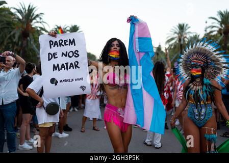 Barcelona, Spanien. September 2021. Die Menschen versammeln sich vor dem Arc de Triomf, um die neu terminierte Ausgabe der 2021 Pride zu feiern! Am 4. September 2021 in Barcelona, Spanien. Mehr als 5000 Personen nahmen an der Veranstaltung in paseo Lluís Companys Teil, die von verschiedenen LGBTQ-Kollektiven wie Acegal unter dem Motto „gemeinsam gegen das Stigma von HIV“ organisiert wurde. Brasilianische Samba-Tänzer nahmen auch an Samba-Shows Teil. (Foto von Davide Bonaldo/Sipa USA) Quelle: SIPA USA/Alamy Live News Stockfoto