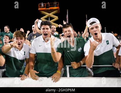 Charlotte, North Carolina, USA. September 2021. Charlotte 49ers-Fans jubeln während eines NCAA-Fußballspiels zwischen Duke und Charlotte im Jerry Richardson Stadium in Charlotte, North Carolina, an. Charlotte besiegte Duke 31-28.Rusty Jones/Cal Sport Media/Alamy Live News Stockfoto