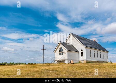 Die historische, aber verlassene lutherische Kirche des Weißen Tals südlich von Shaunavon, SK, Kanada Stockfoto