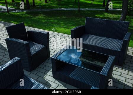 Sitzecke, Sofa, Couchtisch, rote Vase mit einer Blume. Hochwertige Fotos Stockfoto