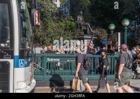 NEW YORK, NY - 04. SEPTEMBER: Anti-Impfungs-Demonstranten versammeln sich am 04. September 2021 in New York City vor dem Madison Square Park bei einer Freiheitskundgebung gegen Impfmandate. Kredit: Ron Adar/Alamy Live Nachrichten Stockfoto