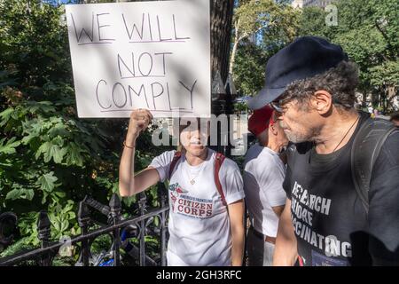 NEW YORK, NY - 04. SEPTEMBER: Der Protestler hält am 04. September 2021 in New York City ein Schild mit der Aufschrift „Wir werden es nicht einhalten“ vor dem Madison Square Park bei einer Freedom Rally gegen Impfmandate. Kredit: Ron Adar/Alamy Live Nachrichten Stockfoto