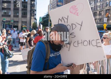 NEW YORK, NY - 04. SEPTEMBER: Protestler mit Telefon hält am 04. September 2021 in New York ein Schild mit der Aufschrift „Mein Körper ist meine Wahl“ vor dem Madison Square Park bei einer Freedom Rally gegen Impfmandate. Kredit: Ron Adar/Alamy Live Nachrichten Stockfoto