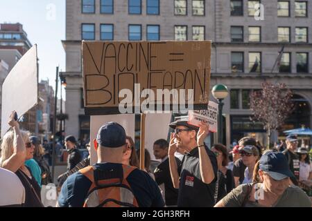 NEW YORK, NY - 04. SEPTEMBER: Der Protestler hält ein Schild mit der Aufschrift „Vaccine=Bioweapon“ vor dem Madison Square Park bei einer Freedom Rally gegen Impfmandate am 04. September 2021 in New York City. Kredit: Ron Adar/Alamy Live Nachrichten Stockfoto