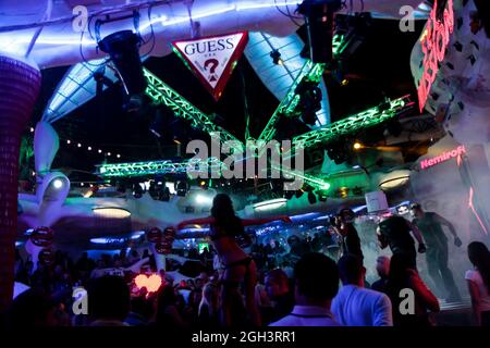 Odessa, Ukraine 7. September 2013: Nachtclub dj Party Menschen genießen Musik tanzen Sound mit buntem Licht mit Smoke Machine und Lichter Show bei I Stockfoto