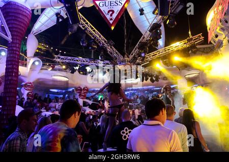 Odessa, Ukraine 7. September 2013: Nachtclub dj Party Menschen genießen Musik tanzen Sound mit buntem Licht mit Smoke Machine und Lichter Show bei I Stockfoto