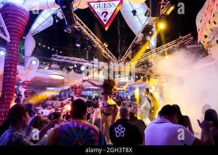 Odessa, Ukraine 7. September 2013: Nachtclub dj Party Menschen genießen Musik tanzen Sound mit buntem Licht mit Smoke Machine und Lichter Show bei I Stockfoto