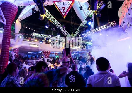 Odessa, Ukraine 7. September 2013: Nachtclub dj Party Menschen genießen Musik tanzen Sound mit buntem Licht mit Smoke Machine und Lichter Show bei I Stockfoto