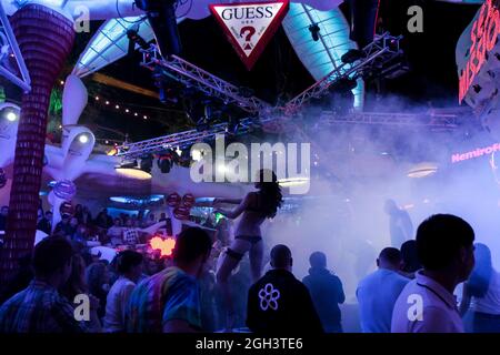 Odessa, Ukraine 7. September 2013: Nachtclub dj Party Menschen genießen Musik tanzen Sound mit buntem Licht mit Smoke Machine und Lichter Show bei I Stockfoto
