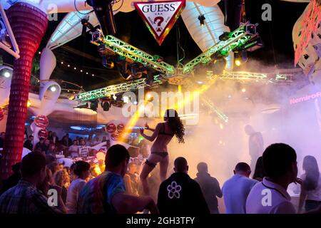 Odessa, Ukraine 7. September 2013: Nachtclub dj Party Menschen genießen Musik tanzen Sound mit buntem Licht mit Smoke Machine und Lichter Show bei I Stockfoto