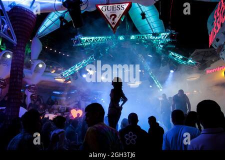 Odessa, Ukraine 7. September 2013: Nachtclub dj Party Menschen genießen Musik tanzen Sound mit buntem Licht mit Smoke Machine und Lichter Show bei I Stockfoto